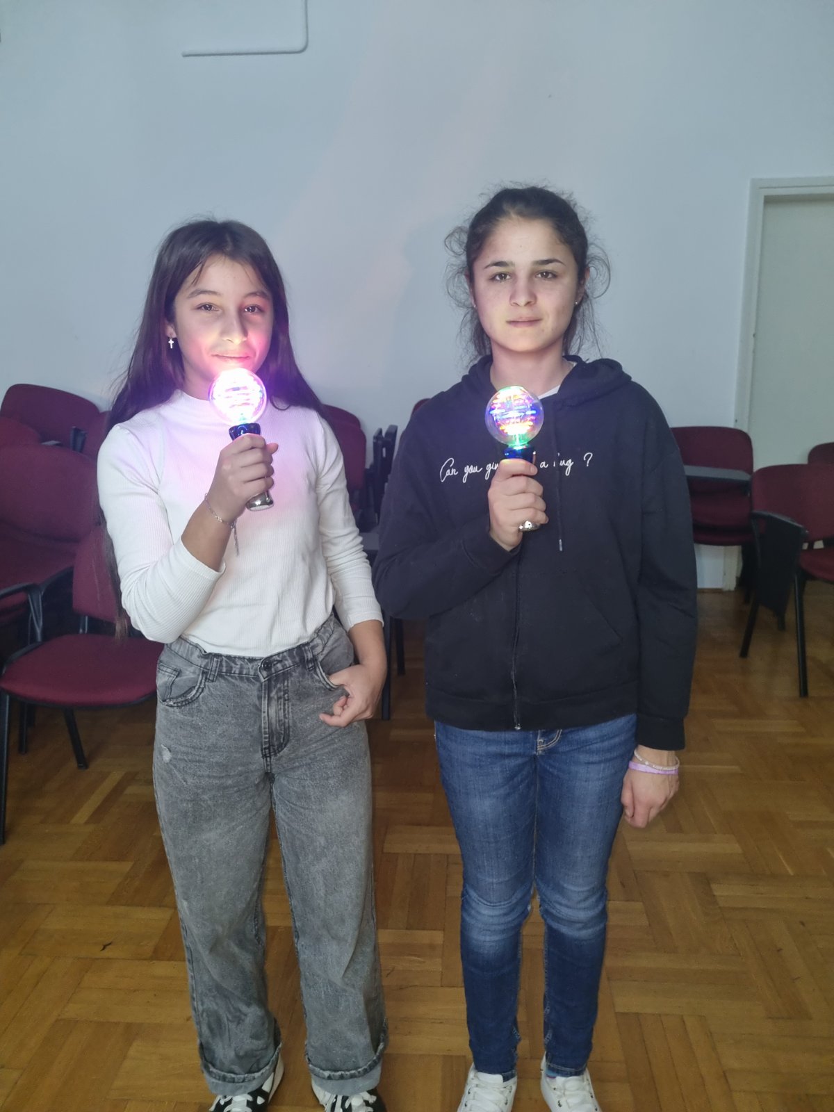 Korisnice pjevaju u svijetleće mikrofone