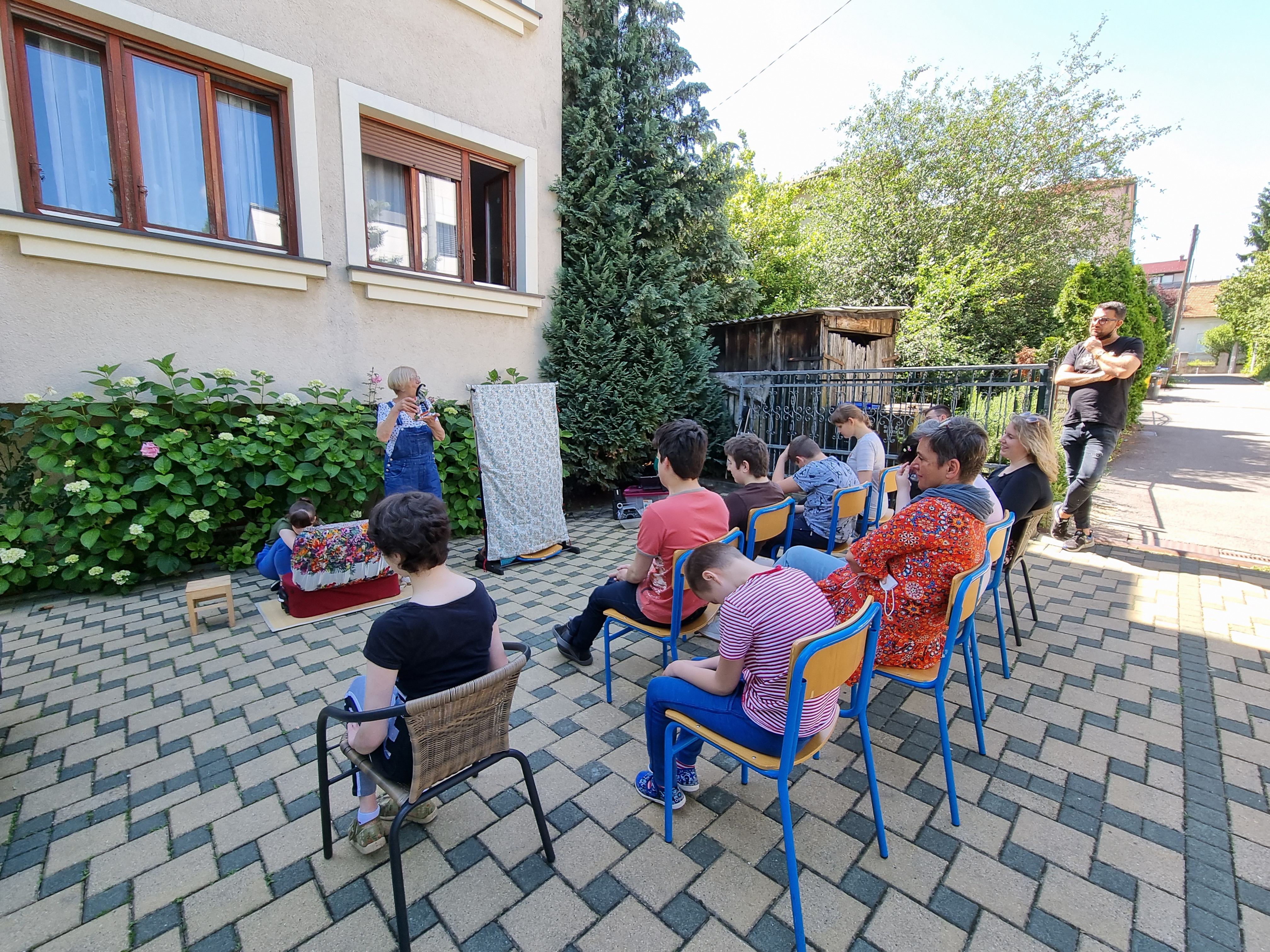 Publika sjedi. Predstava počinje.
