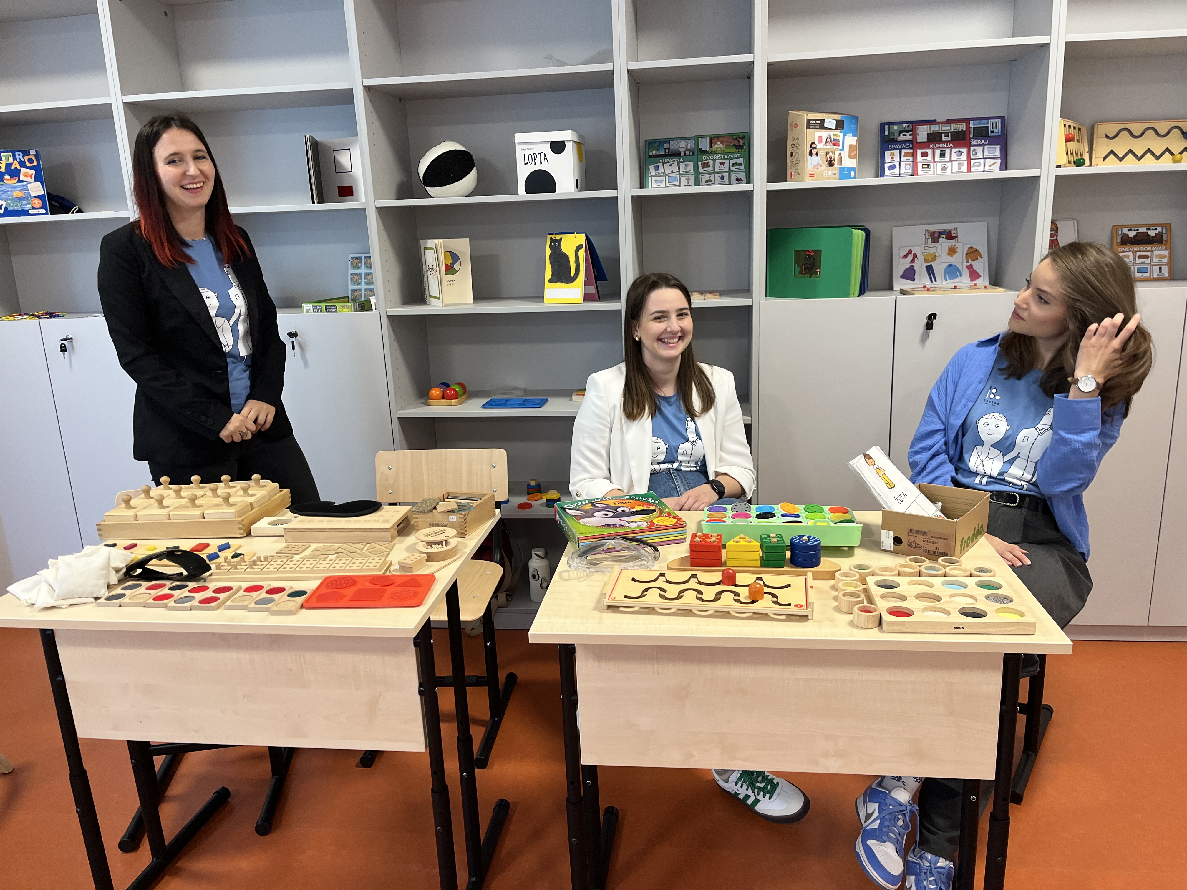 Nasmiješene stručne radnice Centra predstavljaju didaktička pomagala