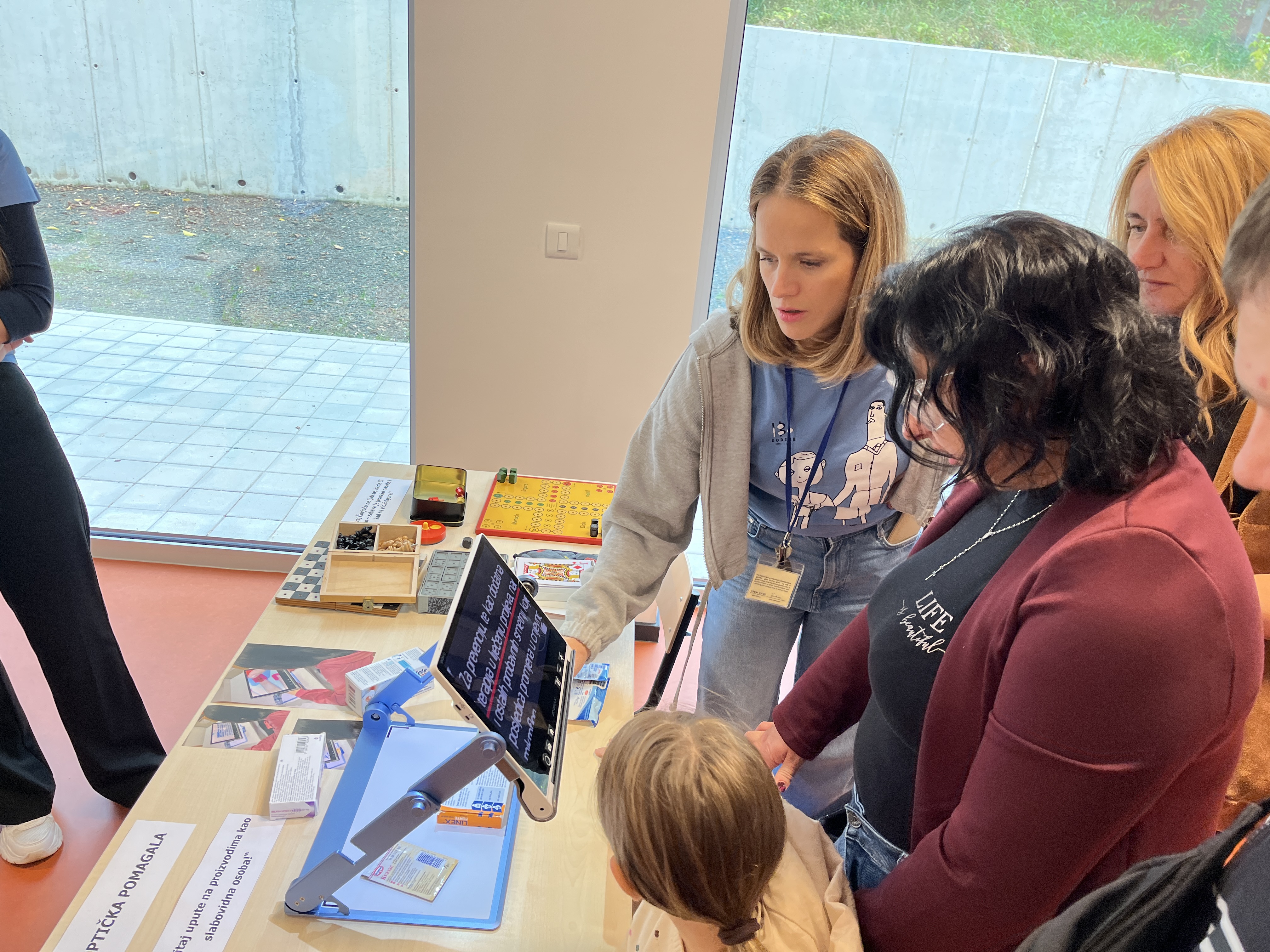 Upotreba povećala za čitanje