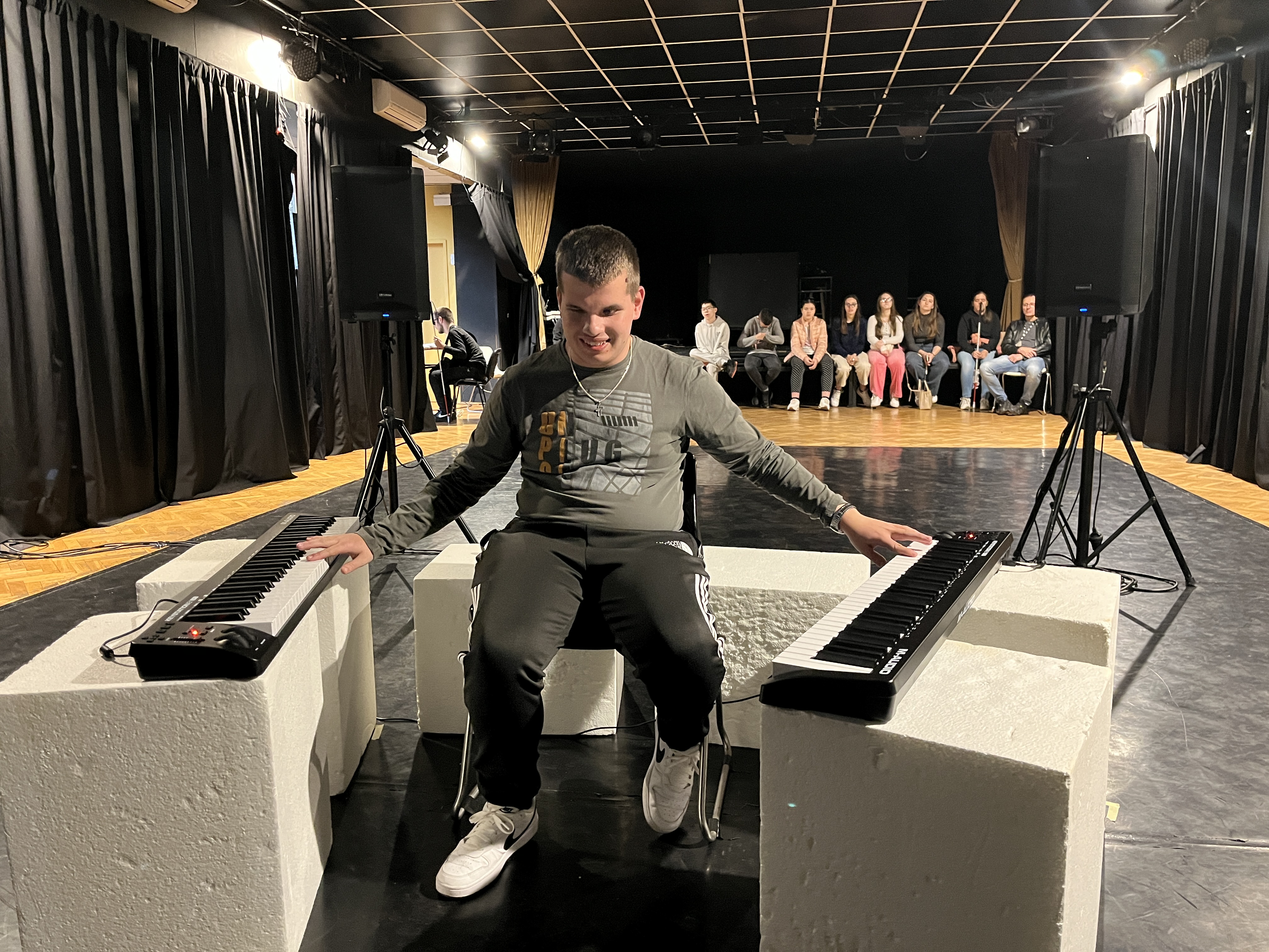 Korisnik Lovro svira klavijature