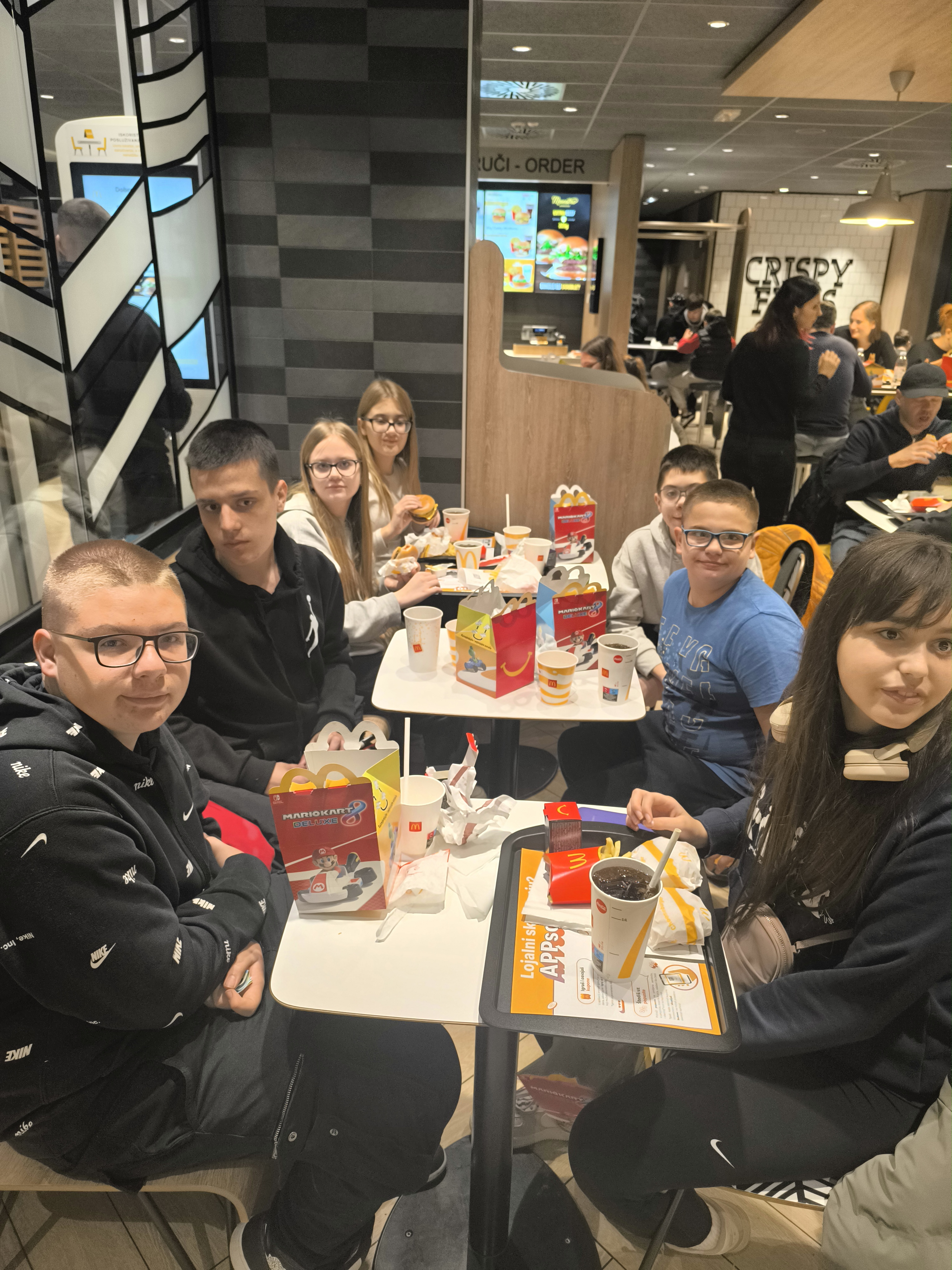 Korisnci na ručku u lancu brze prehrane