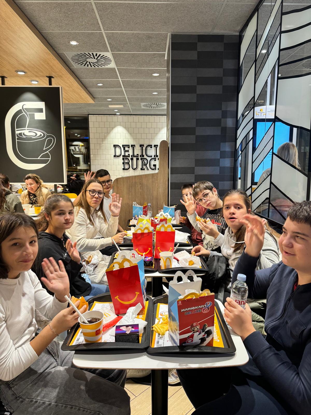 Drugio dio korisnika na ručku u lancu brze prehrane