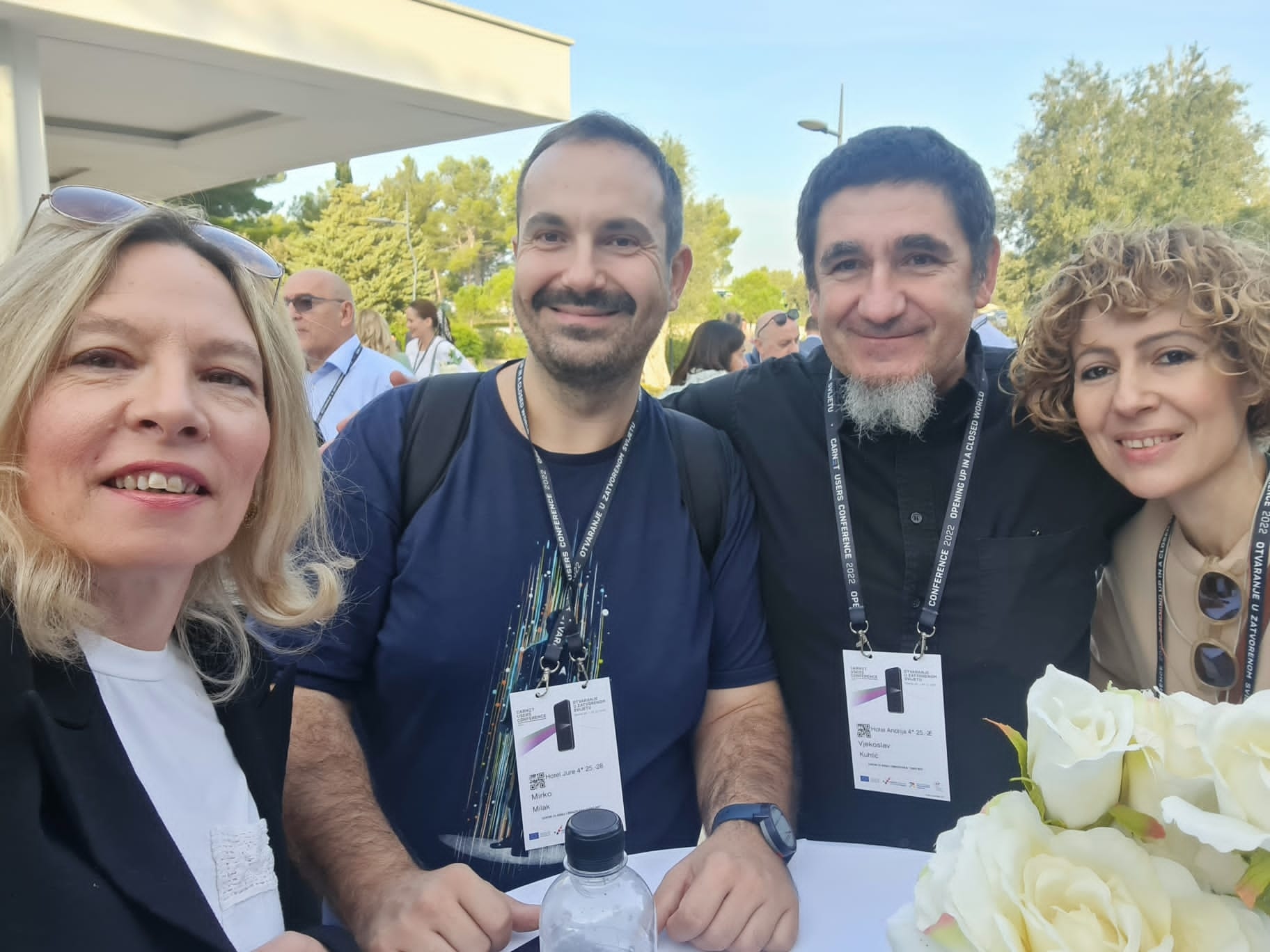 Zajednička fotografija svih zaposlenika Centra koji su  sudjelovali na konferenciji. S lijeva na desno se nalaze: ravnateljica  Centra, Ivana Rotim, profesor Milak, sistem administrator Vjekoslav  Kuhtić i profesorica Maja Kević. 