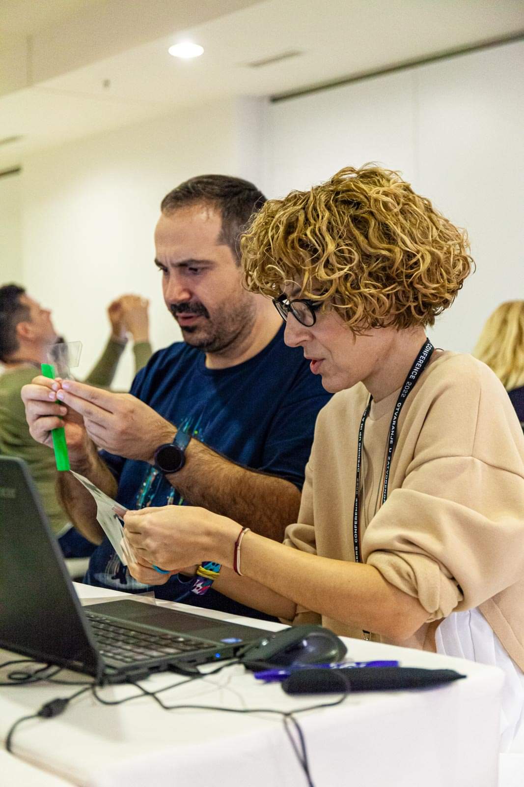 Profesor Milak i profesorica Kević sudjeluju u radionici izrade  holograma.