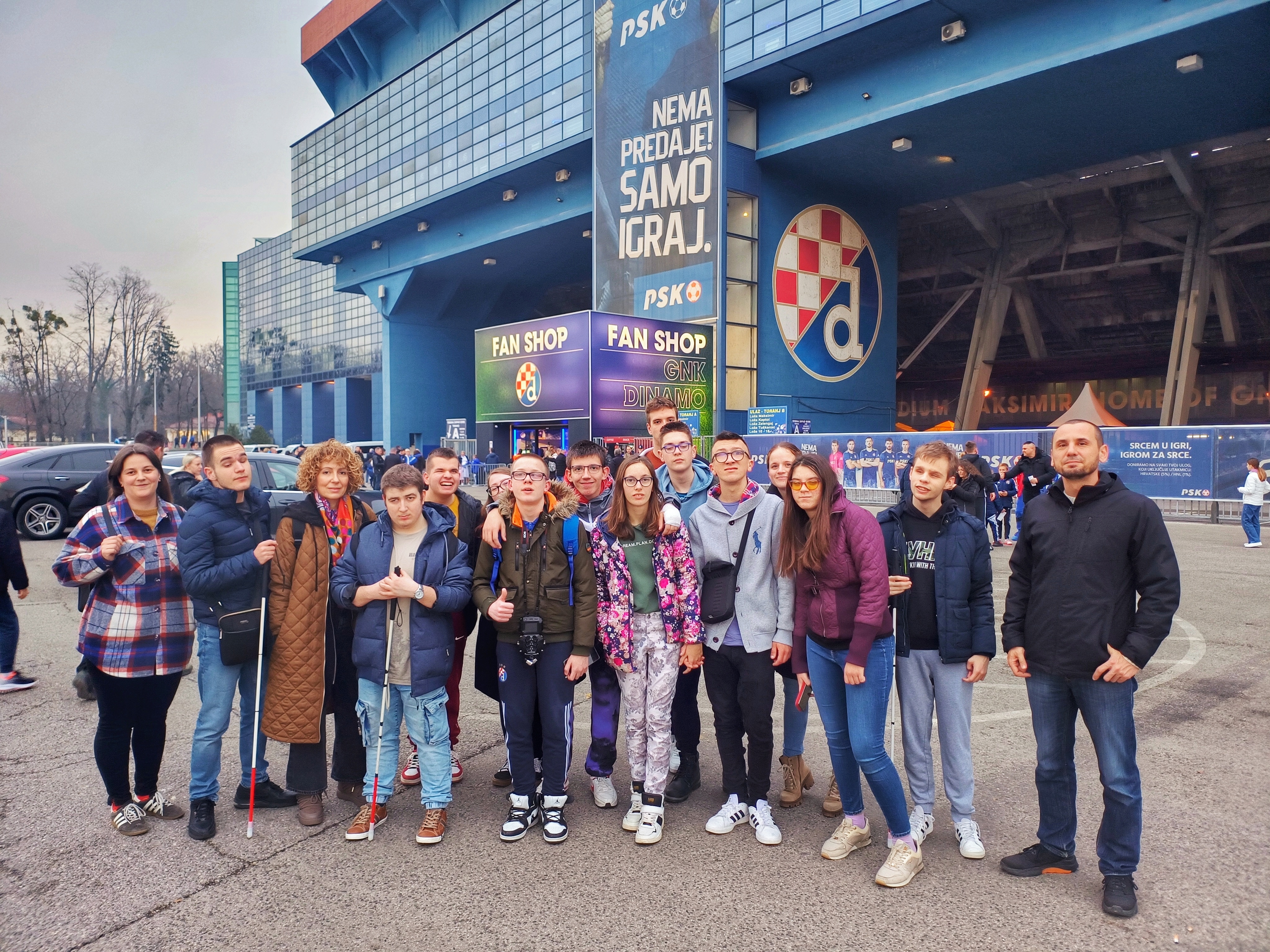 Slika korinsika i stručnih radnika Centra isred ulaza na stadion Maksimir