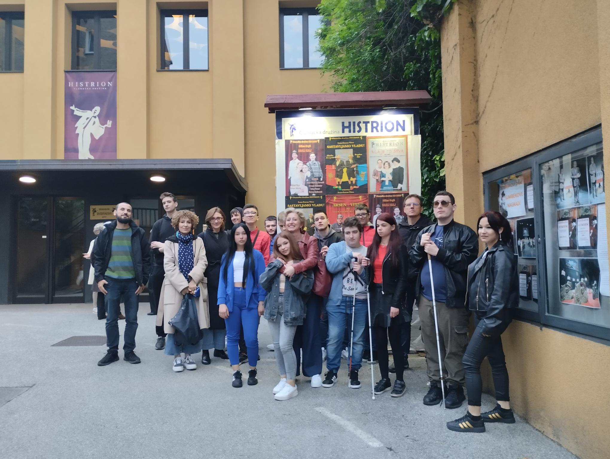 Korisnici i stručni radnici Odjela mladih ispred kazališta Histrioni