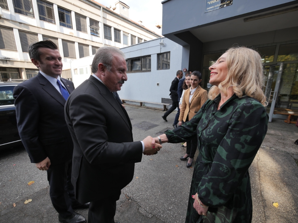 Slika prikazuje doček uvaženih gostiju u našem Centru. U prvom planu slike s lijeve strane se nalazi predsjednik parlamenta Republike Turske, gospodin Mustafa Şentop koji se rukuje s ravnateljicom Centra, gospođom Ivanom Rotim. Na slici se lijevo od predsjednika parlamenta nalazi i  veleposlanik Republike Turske u Hrvatskoj, gospodin Yavuz Selim Kıran.