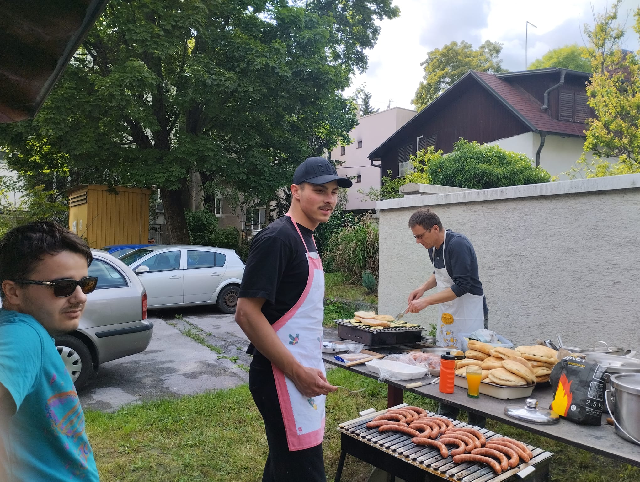 Korisnik Eron pomaže profesoru Željku za roštiljom dok korisnik Filip nadgleda situaciju.