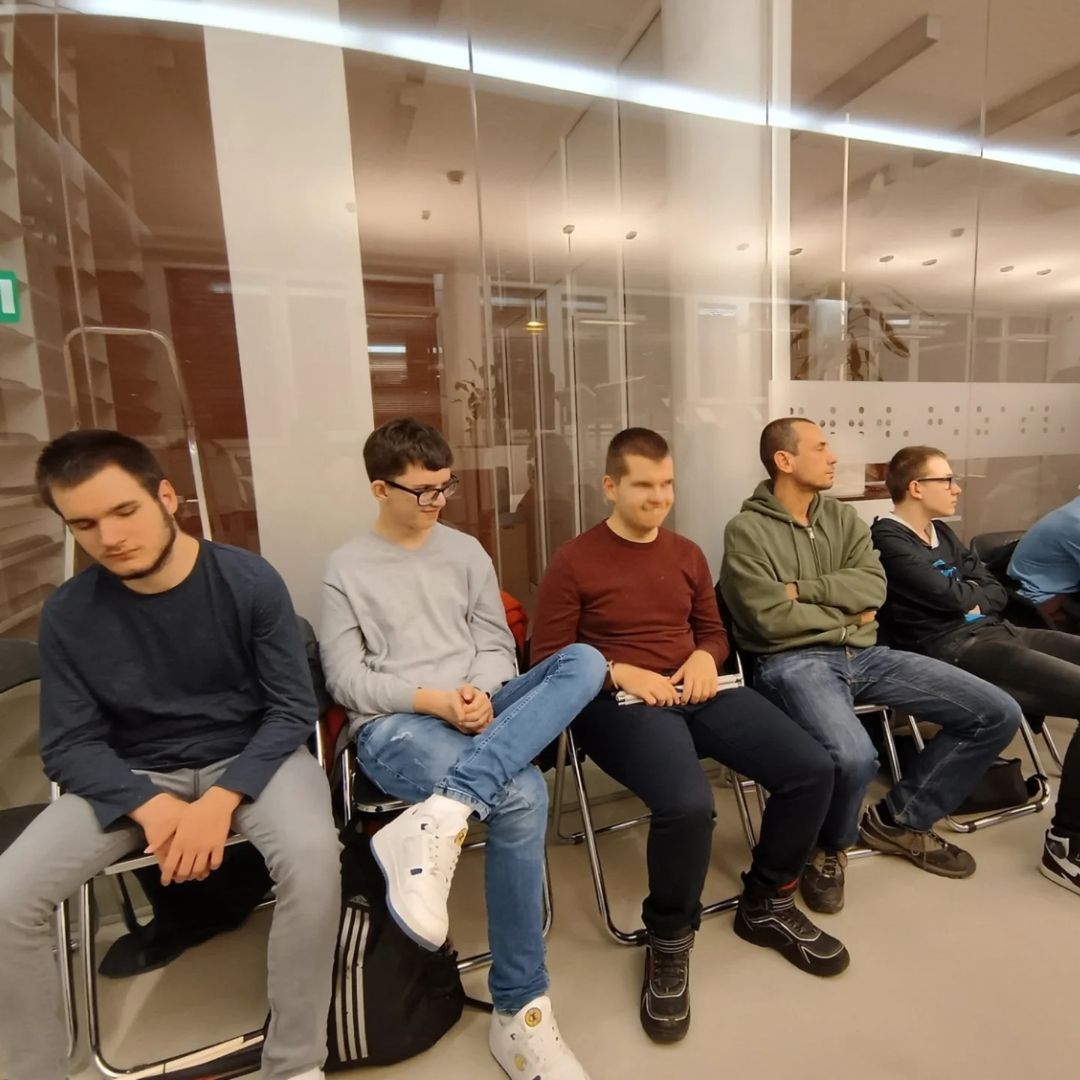 Grupa korisnika s profesorom prati uvodno izlaganje