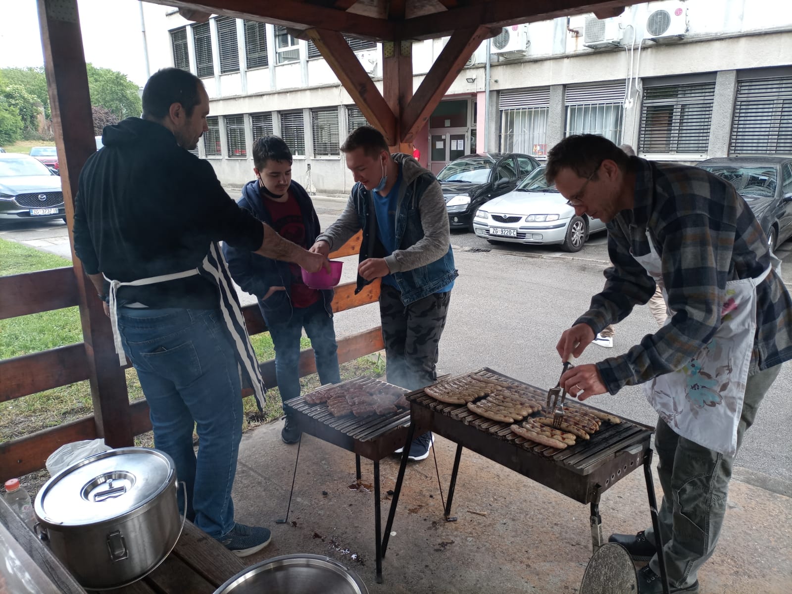 Korisnici pomažu rehabilitatorima u pripremi mesa na roštilju tako što degustiraju netom ispečene ćevape.