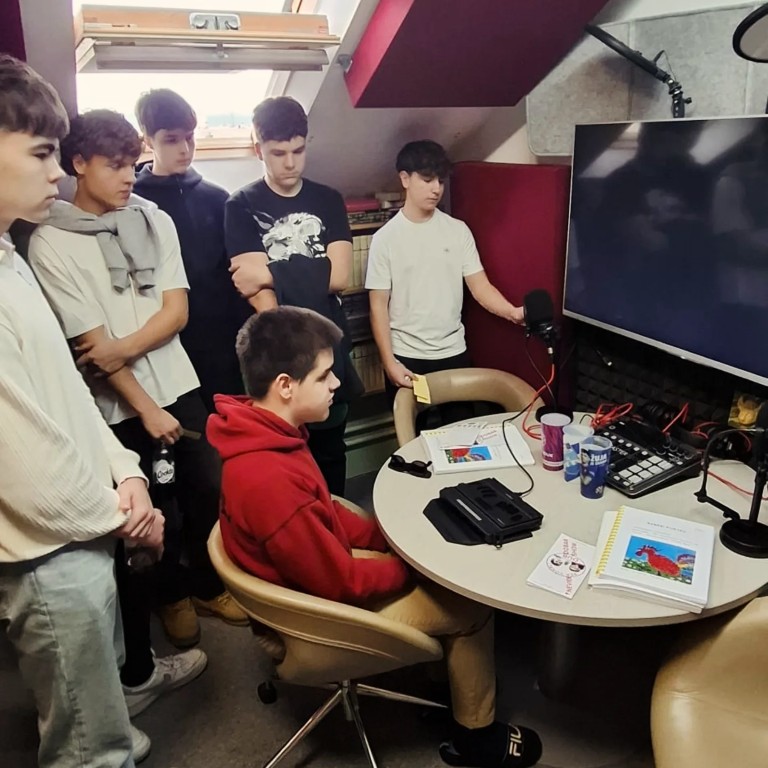 Korisnik Deni objašnjava gostima brajevu elektroničku bilježnicu