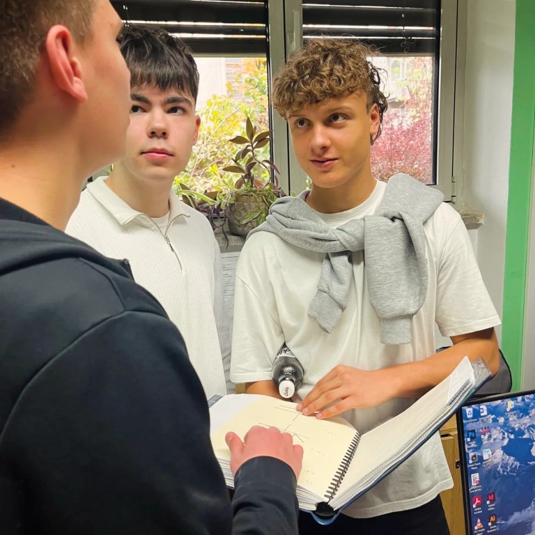 Gosti u posjetu Odjelu za izdavačku djelatnost na brajici i uvećanom tisku čitaju brajičnu knjigu