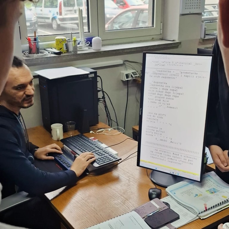 Gosti u posjetu Odjelu za izdavačku djelatnost na brajici i uvećanom tisku gdje se upoznaju s izradom brajičnih knjiga