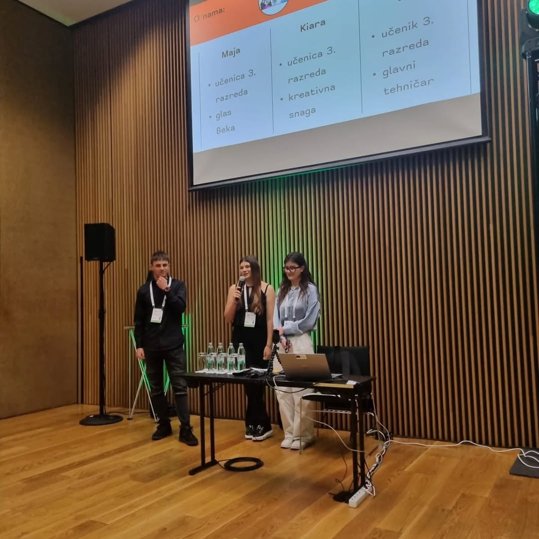 Maja, Eron i Kiara drže prezentaciju na obrazovnoj konferenciji