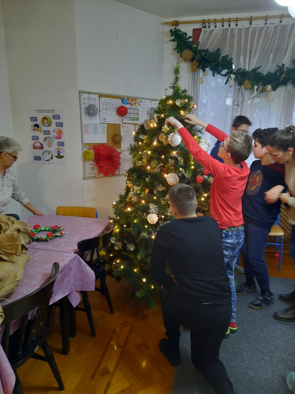Učenici uz podršku odgajatelja kite bor