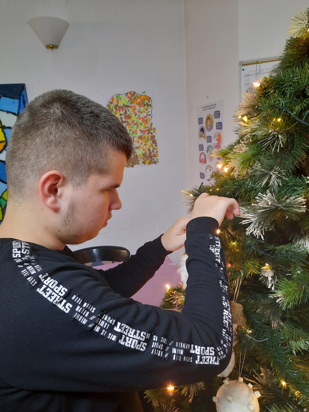 Lovro stavlja kuglicu