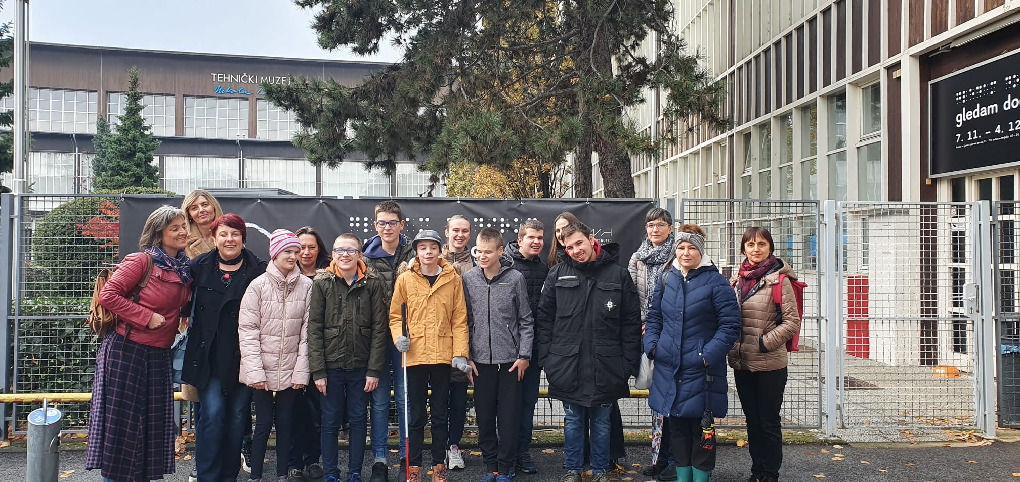učenici i djelatnici ispred tehničkog muzeja na grupnoj fotografiji