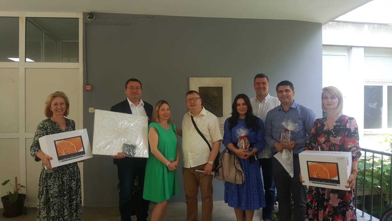 Predaja donacije na terasi Centra
