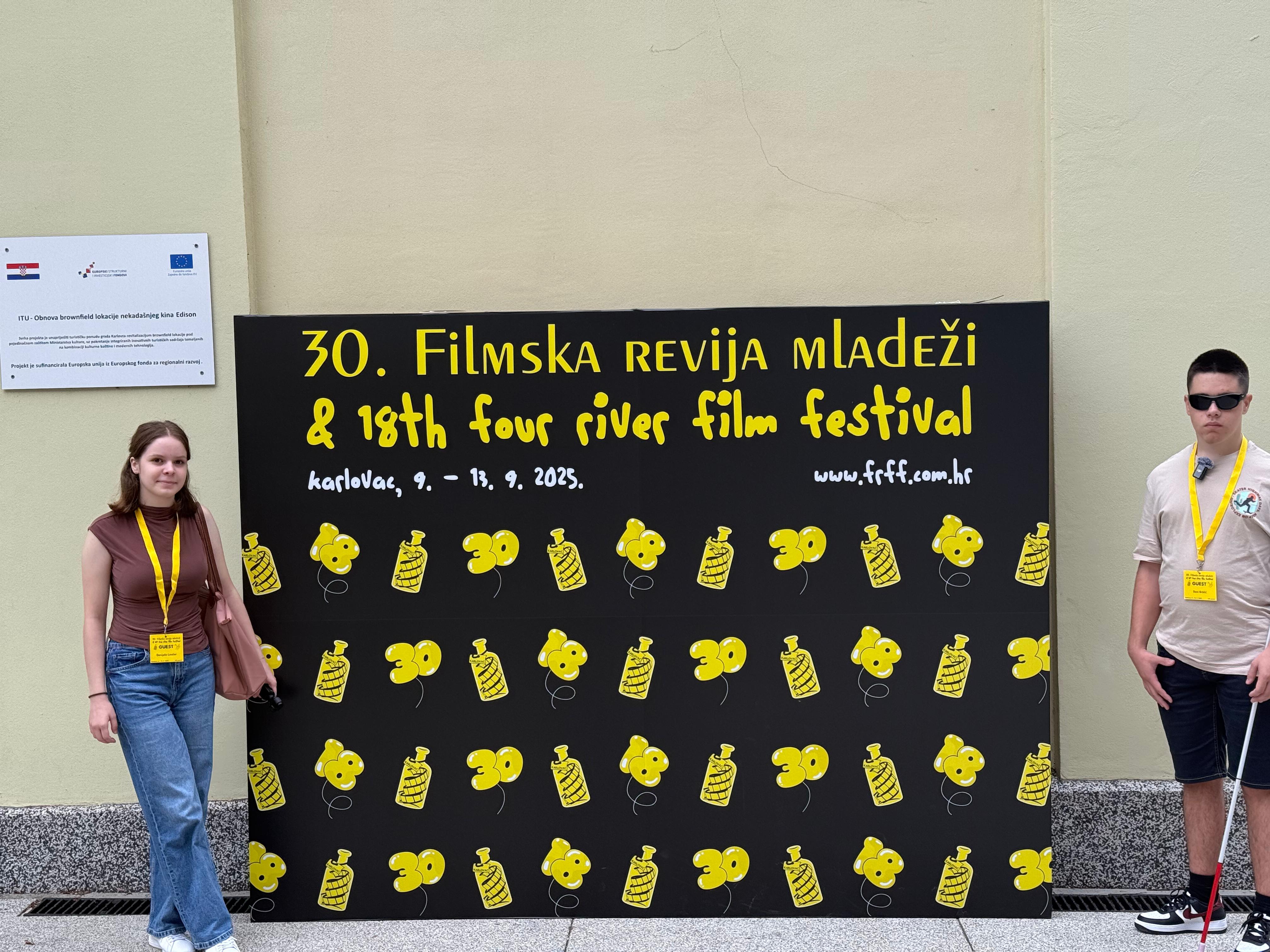 Deni i Danijela ispred znaka filmskog festivala u Karlovcu