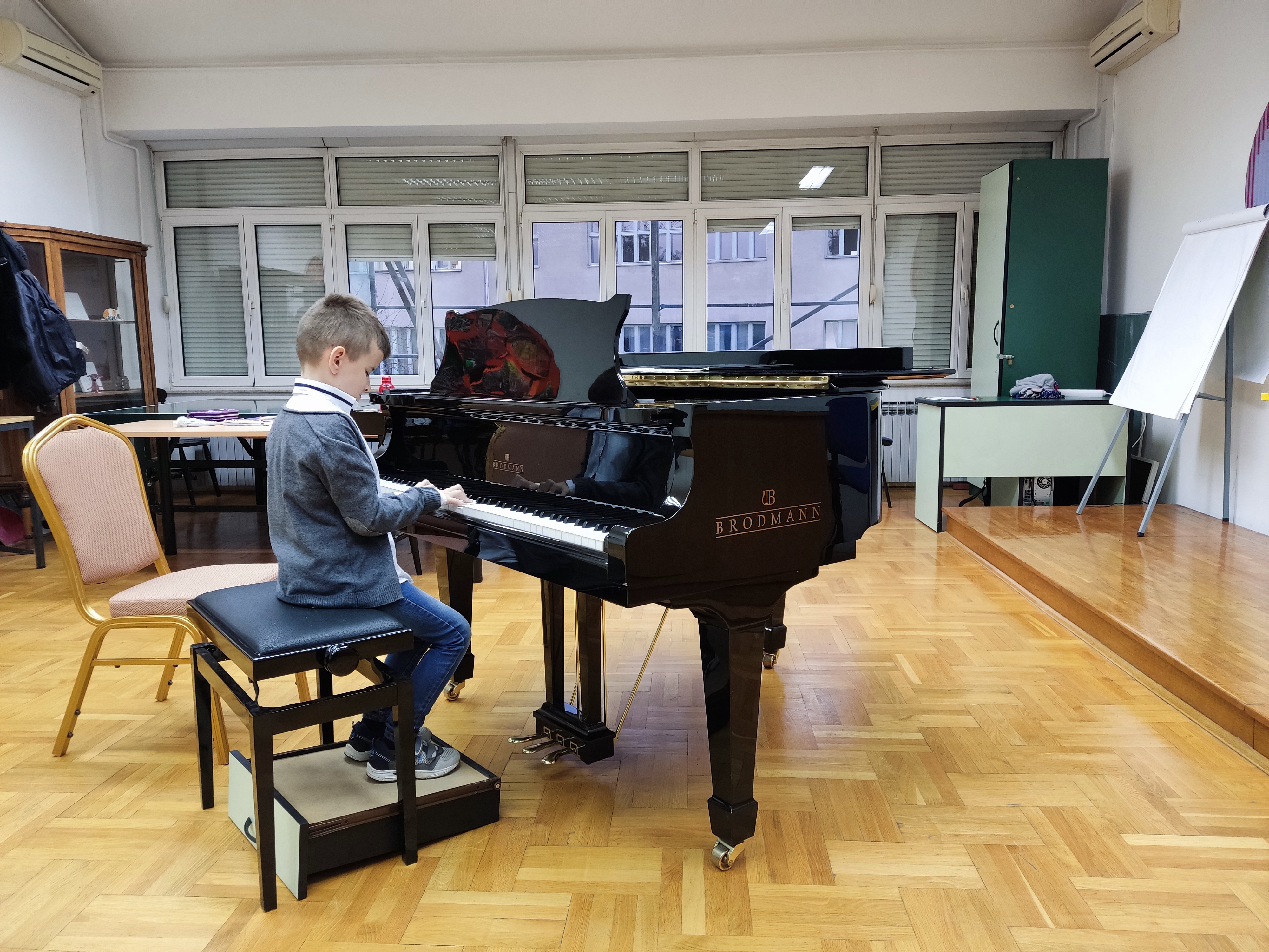 Učenik svira klavir