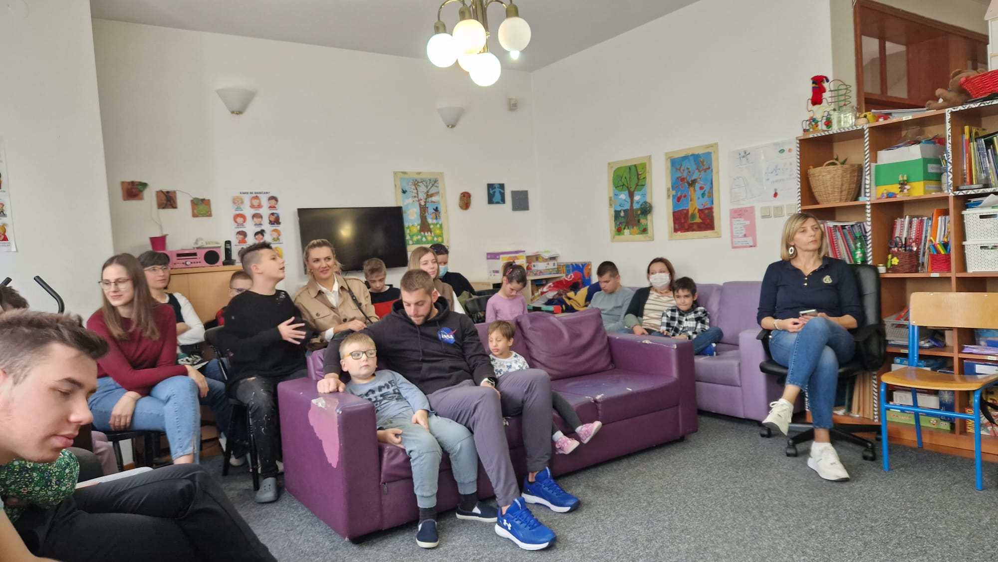 Učenici i djelatnici u boravku u iščekivanju predstave