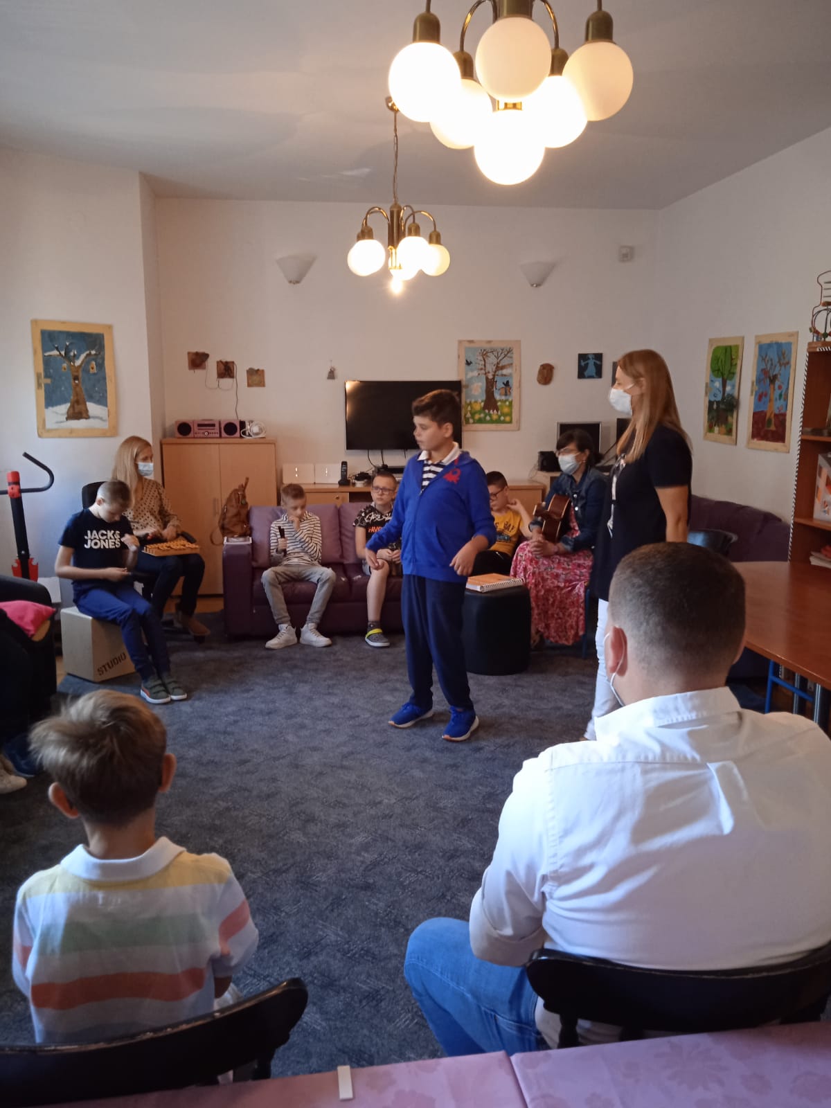 Učenik 4.a razreda recitira