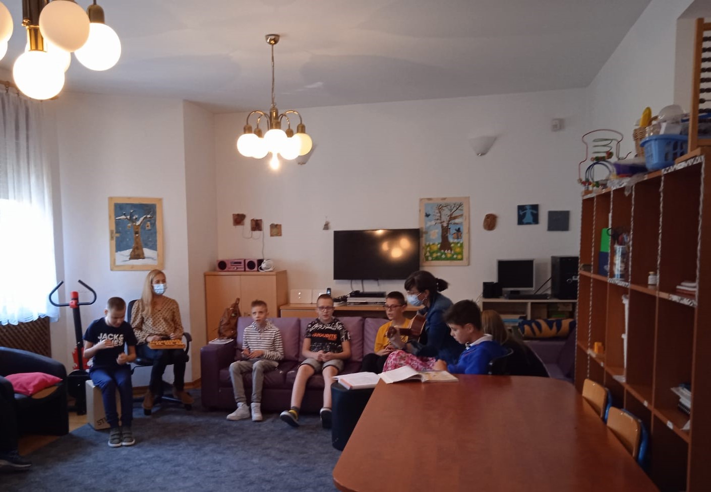 Učenici 6.a razreda izvode pjesmu "Dobre stvari"