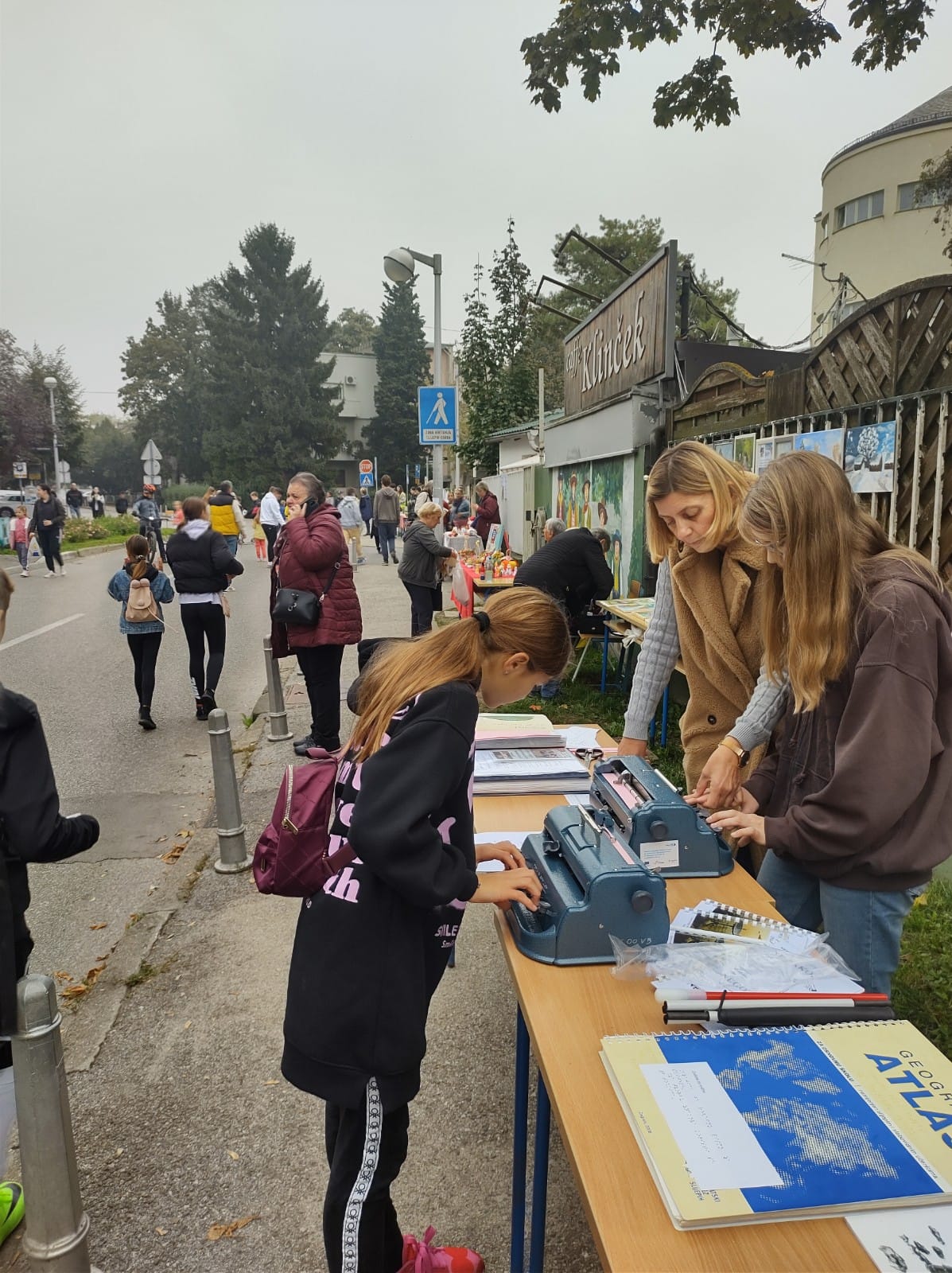 učenice pišu na brajičnom stroju