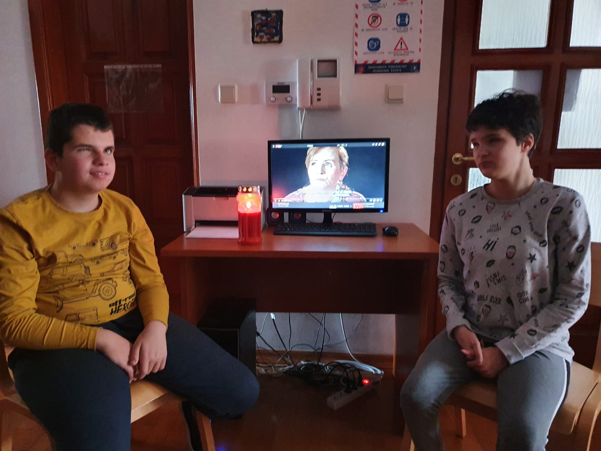 Učenici s upaljenim lampionom