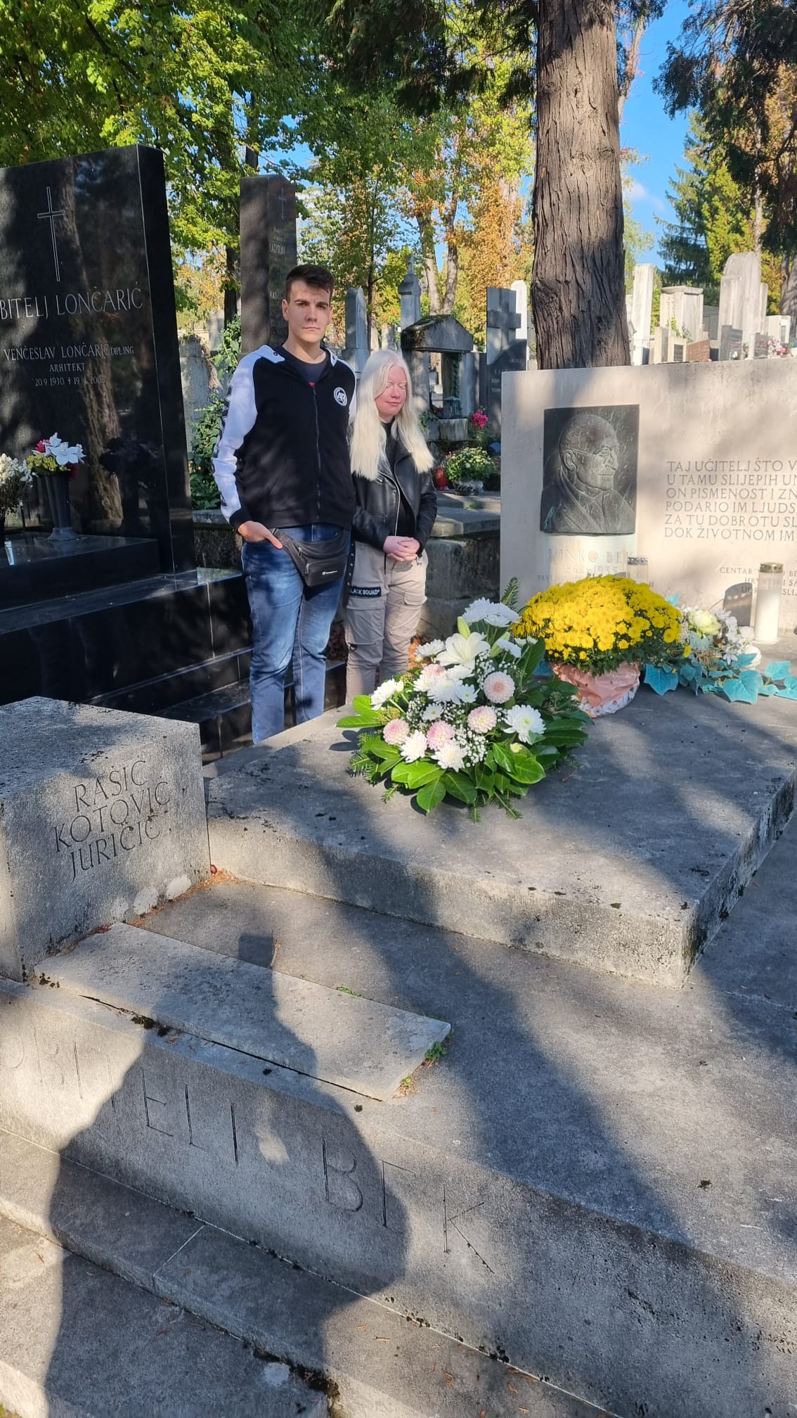 Učenici na grobu Vinka Beka