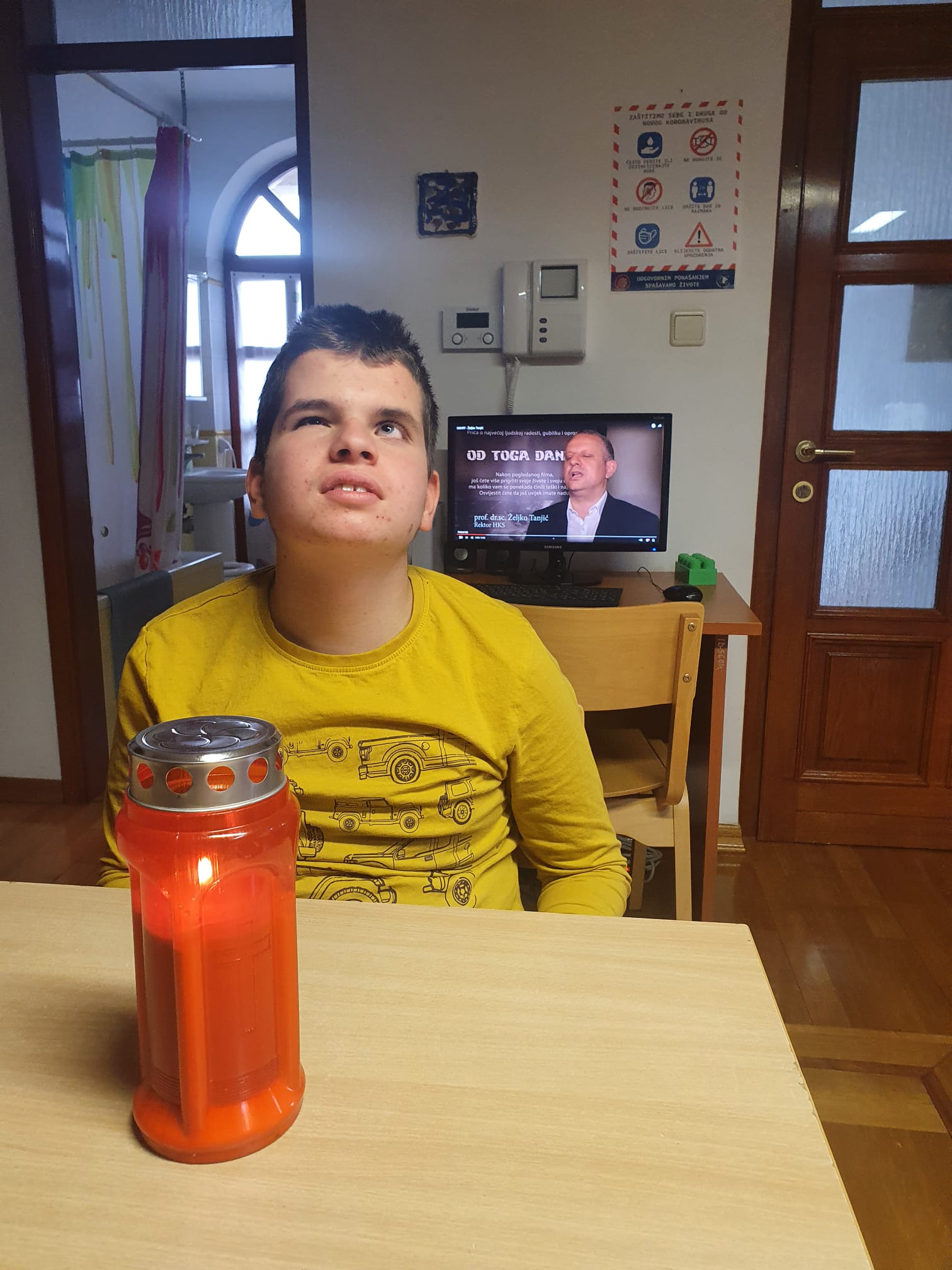 Učenik s upaljenim lampionom - gledanje filma