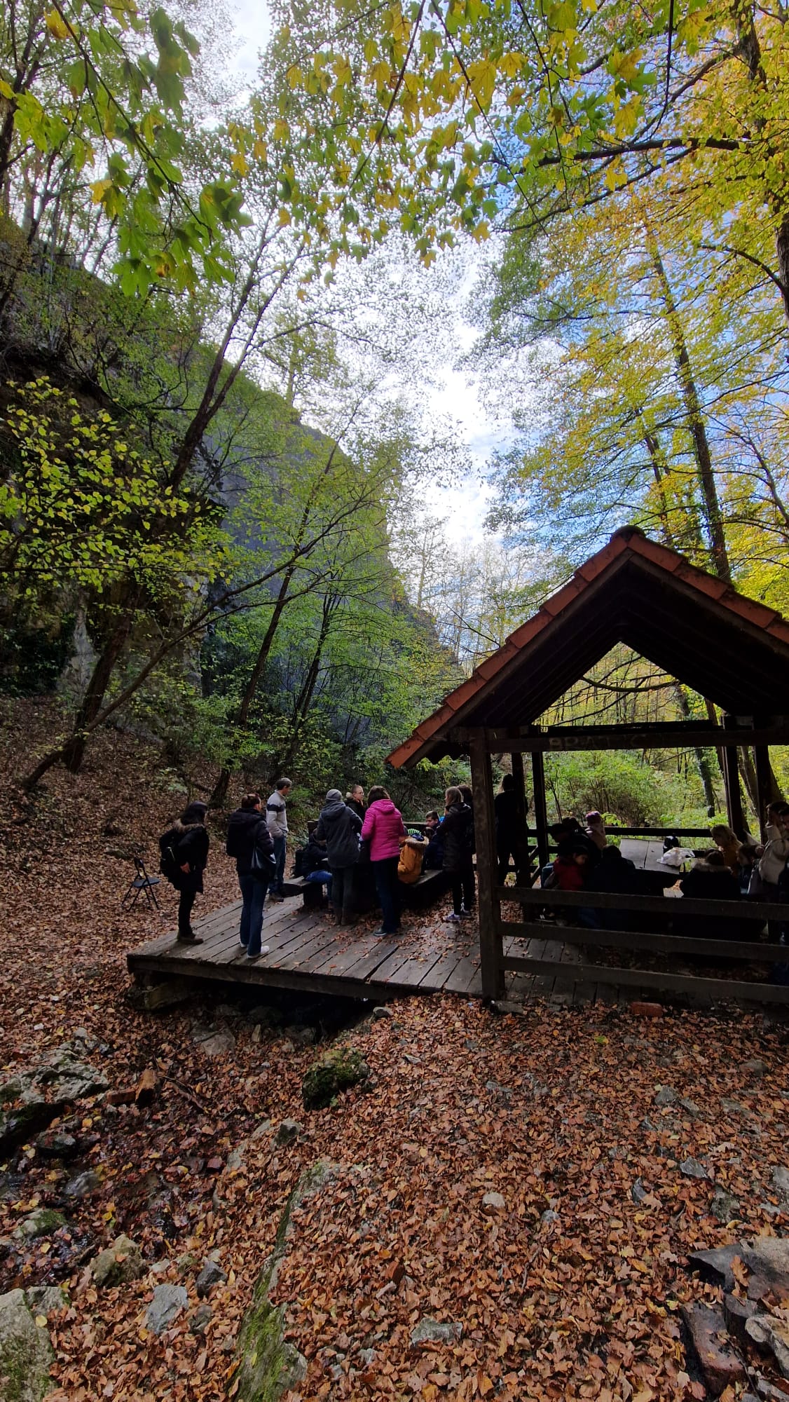 Učenici u sjenici kod Gorskog zrcala čekaju red kako bi dodirnuli stijene