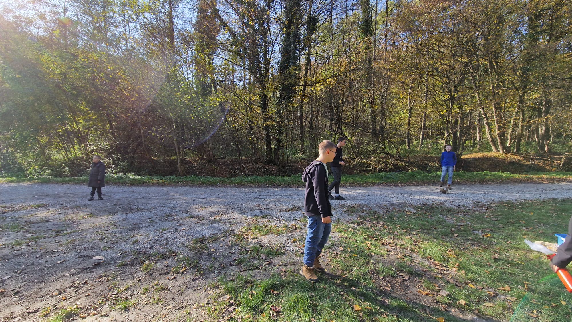 Učenici igraju nogomet u iščekivanju kombija